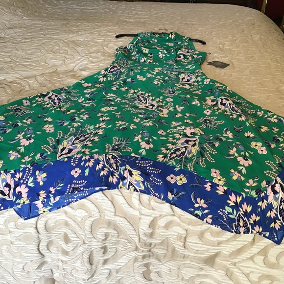 VINCE CAMUTO green beautiful dress, size 2.  High neck, sleeveless, NWT - Picture 4 of 8